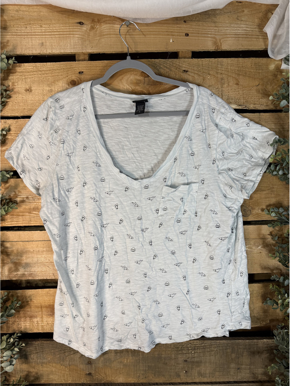 Torrid White Shark Print V-Neck T-Shirt Size 3